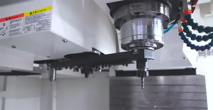 trung tâm gia công đứng đang vận hành trung tâm gia công đứng đang vận hành