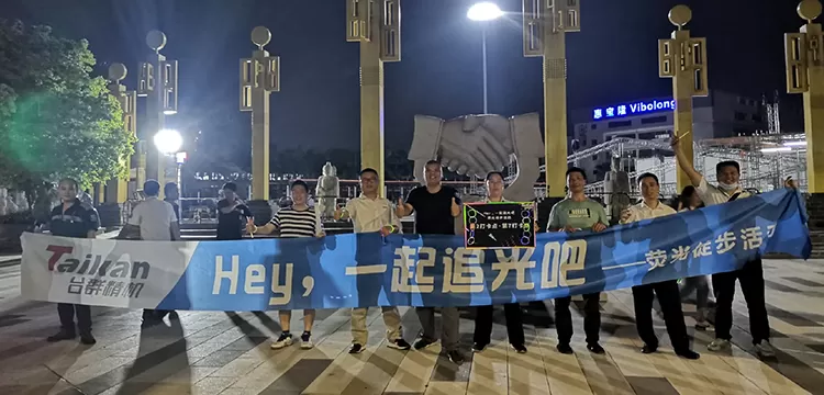 Đi Bộ huỳnh quang này, hãy cùng nhau đuổi theo ánh sáng