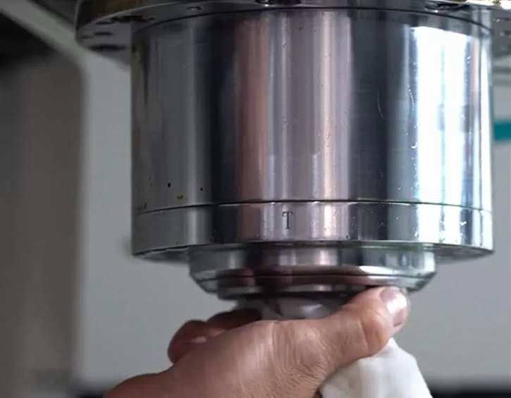 Chăm sóc côn trục chính CNC